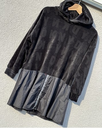 Šaty dětské DKNY semišové černé s kapucí